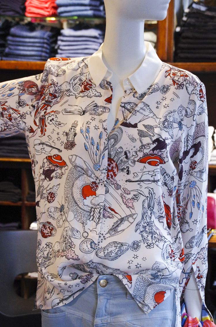 Lässig-elegante Bluse mit Traumweltprint von Dorothee Schumacher, Jeans Closed bei Baltzer Moden Marburg